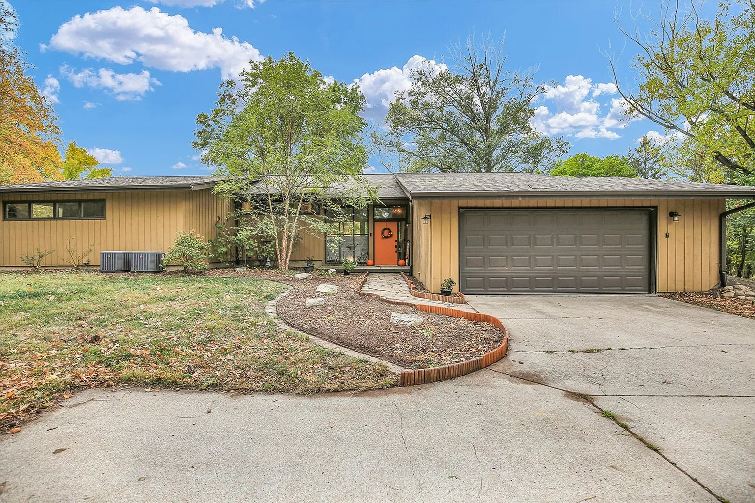 1010 Parkview Dr photo 1