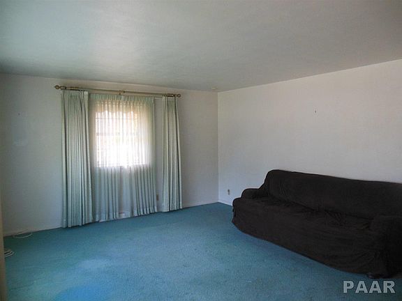 4th image of 413 W Richwoods Blvd