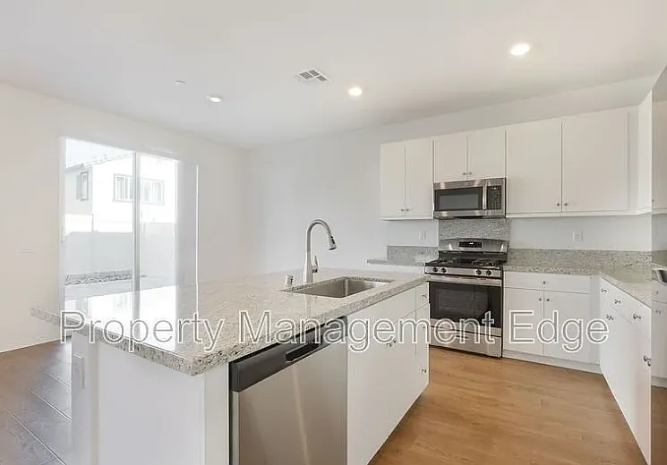 3 bed, 1870 sqft, $3,250 — Photo 4