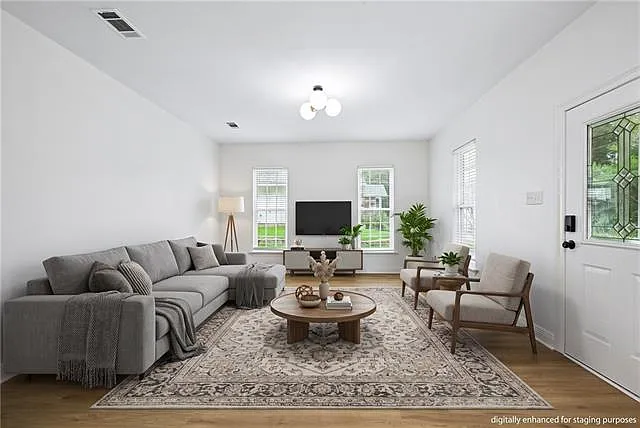 3 bed, 2.0 bath, 1165 sqft, $1,800 — Photo 2