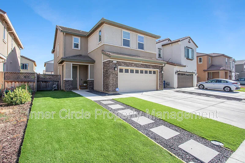 3 bed, 2.5 bath, 2012 sqft, $3,600 — Photo 2