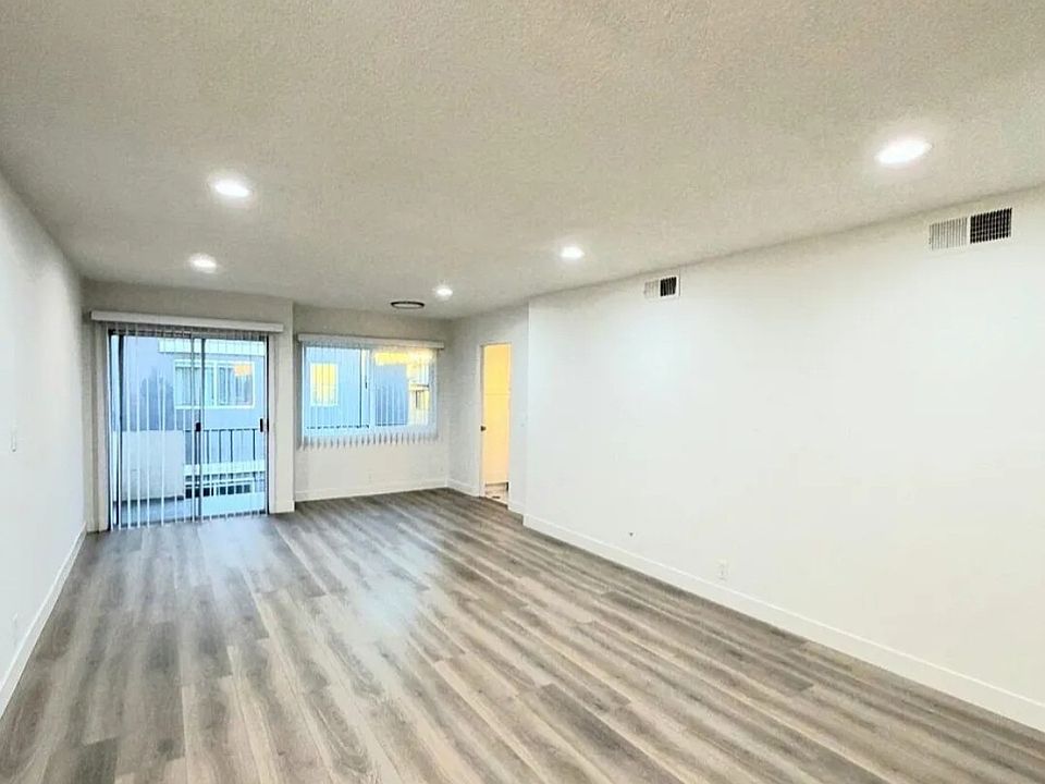 1st image of 144 S Doheny Dr #1330
