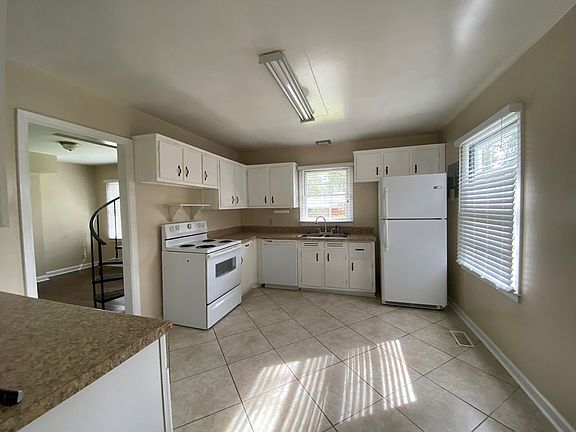 5th image of 1003 Hitchcock Dr SW