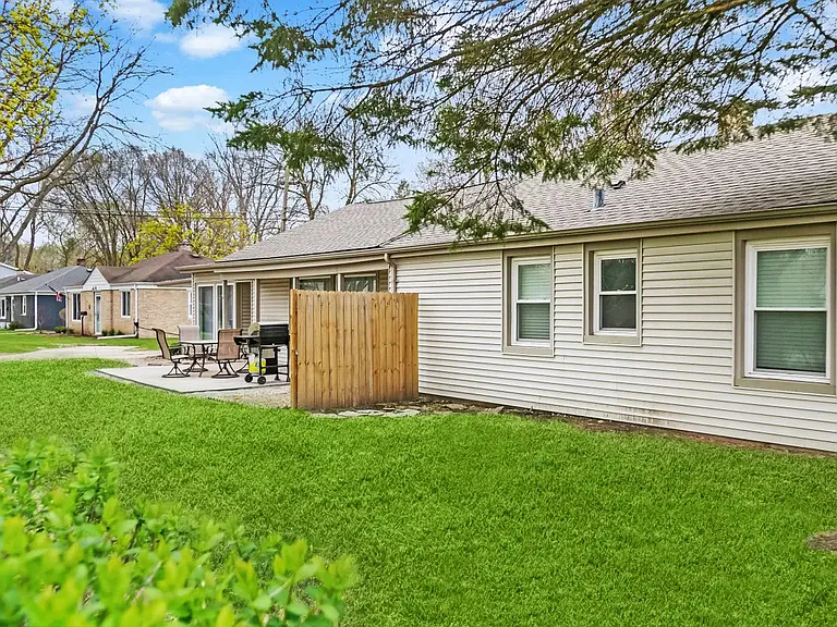 841 E Rockland Rd — Photo 33