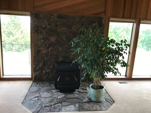 2nd image of 90 Orchard Dr