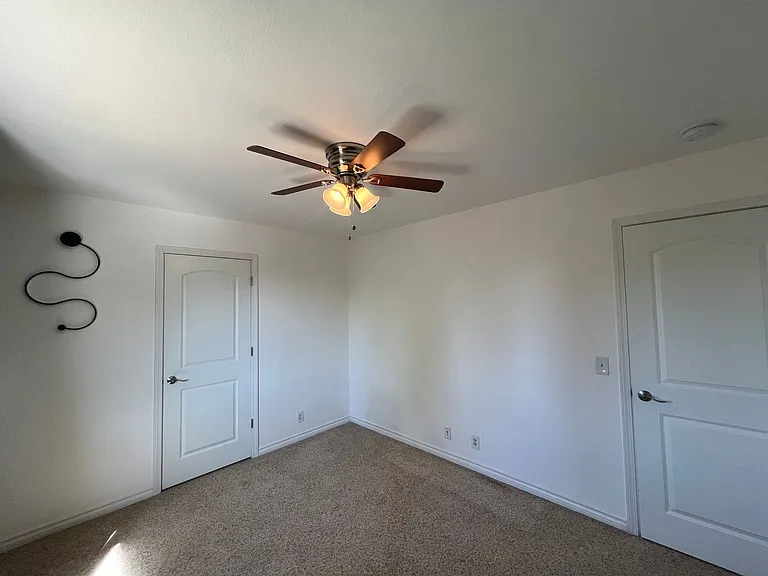 1592 Kingston Way — Photo 37