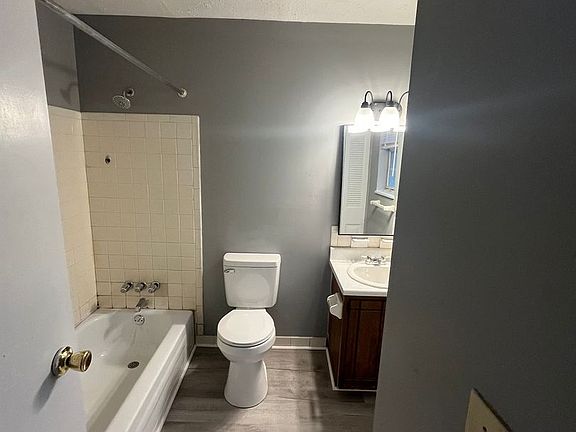 5th image of 246 Elmwood Dr APT 5