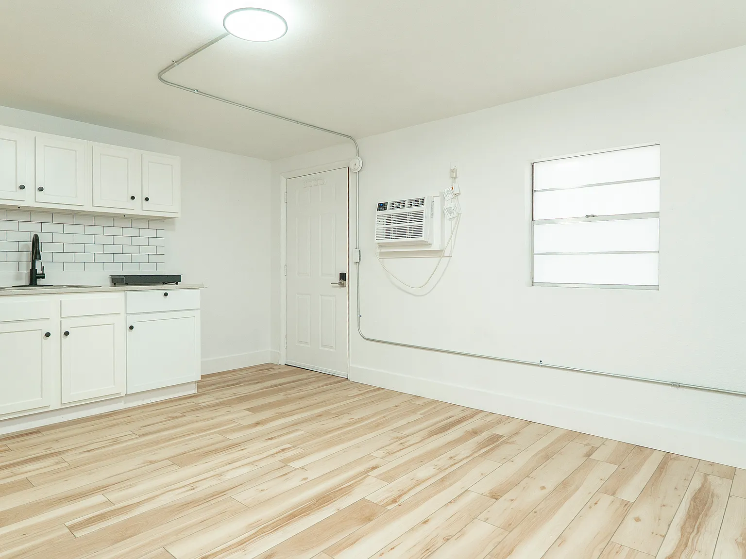 Studio, 300 sqft, $625 — Photo 4