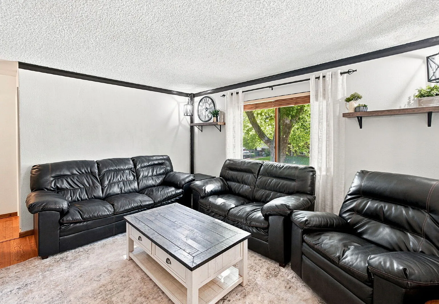 4 bed, 2.0 bath, 1714 sqft, $2,295 — Photo 3