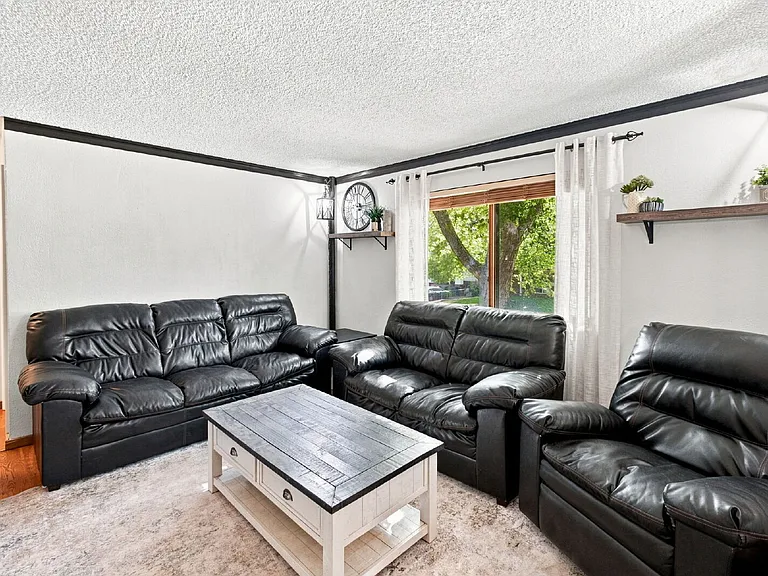 702 Squire St — Photo 3