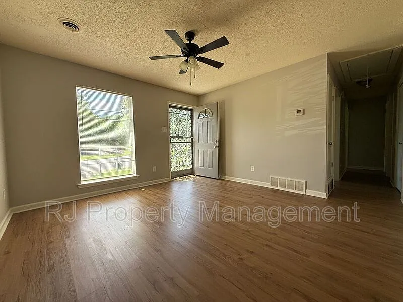 3 bed, 1.0 bath, 996 sqft, $1,125 — Photo 3