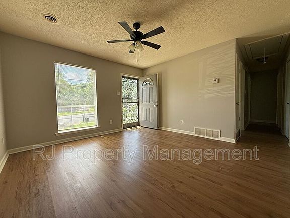 3rd image of 4200 Clydesdale Dr