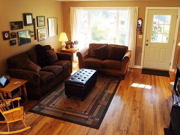 Living room / entry 17x13.5