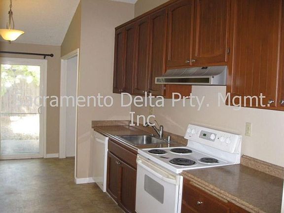 3rd image of 2816 Pepper Oaks Dr