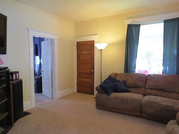 4th image of 926 2nd Ave S