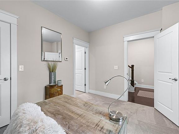 5th image of 1325 Oakview Rd