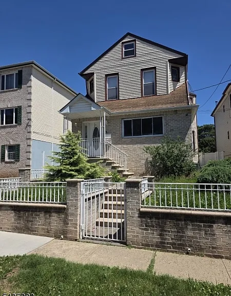 929 Adams Ave — Photo 1