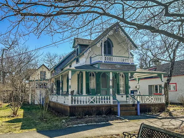 36 Clinton Ave, Oak Bluffs, MA 02557