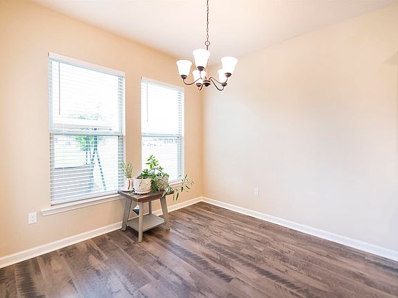 5th image of 293 Adele Dr