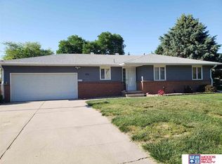 916 Sharon Rd, Beatrice, NE 68310