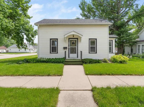 403 8th St, De Witt, IA 52742