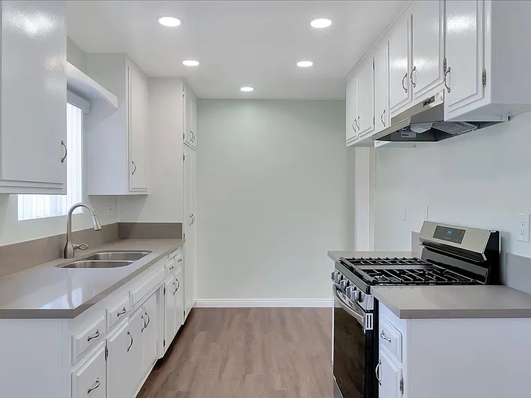 LA GRANADA APARTMENTS — Photo 10