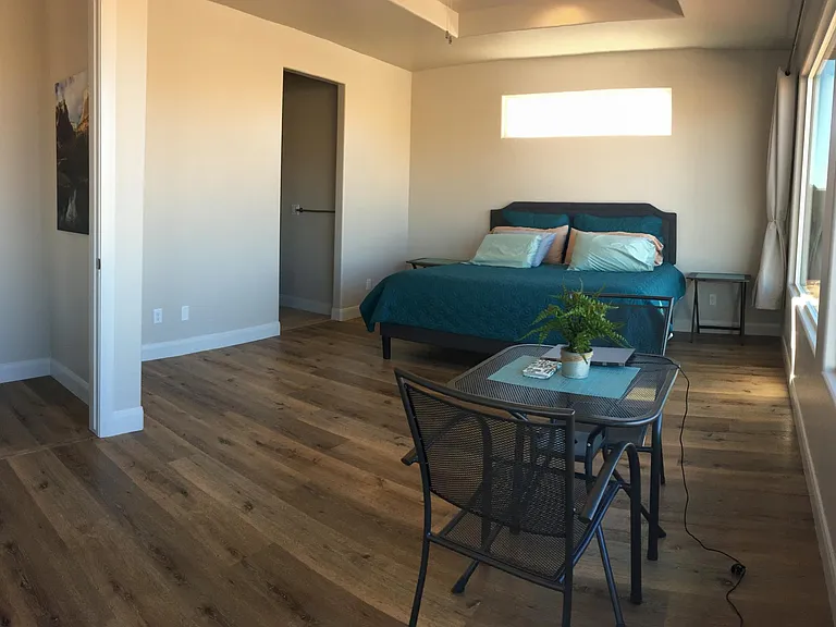 Master bedroom, king bed