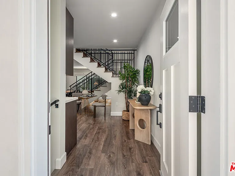 1147 N Beachwood Dr #5 — Photo 7