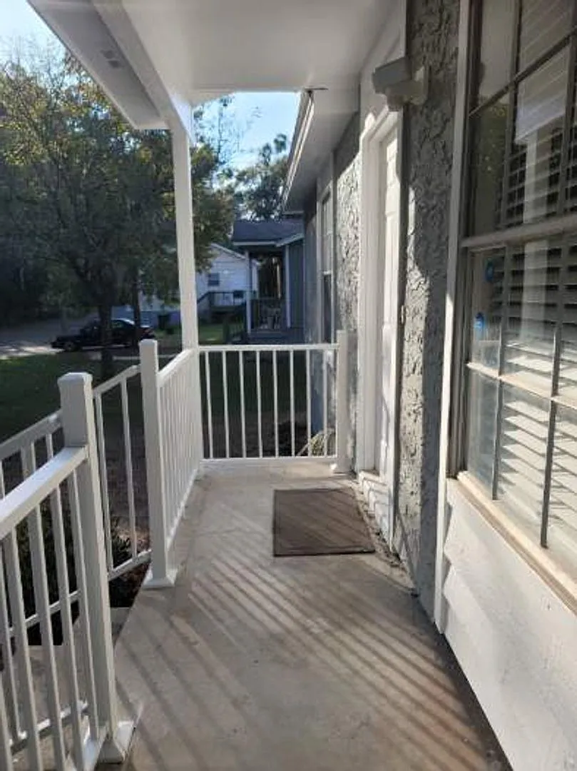 Modern & Renovated 2/1 House W/ Big Bedrooms, Large Yard, & Deck! Stainless Steel Appliances & No... — Photo 2