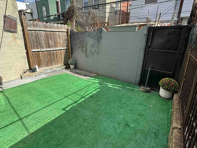 918 Daly St — Photo 13