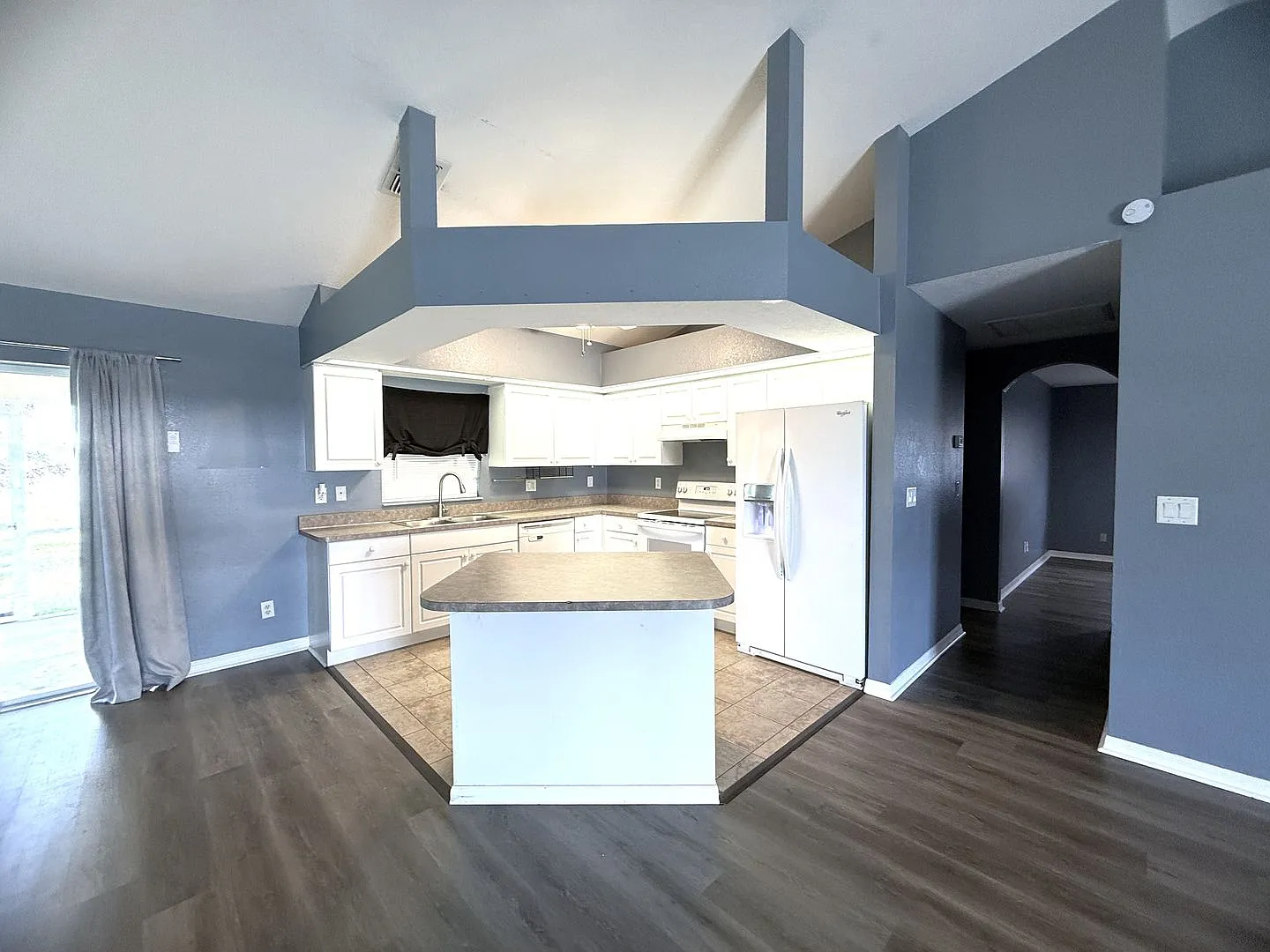 First Month's Rent Free! Stunning 4/2/2 In Nw Cape! — Photo 3