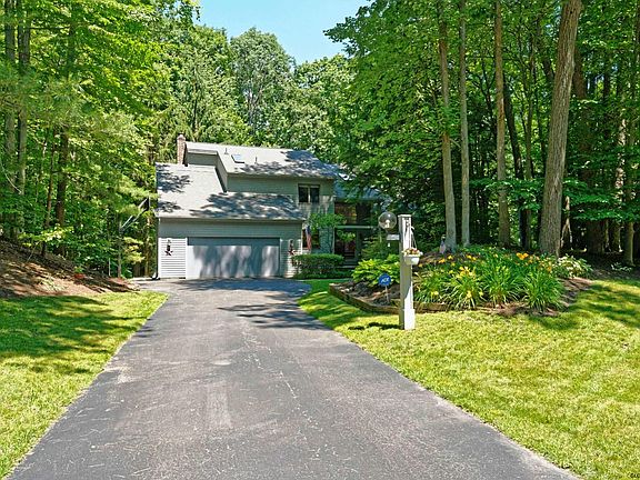 2nd image of 7 Wintergreen Ct