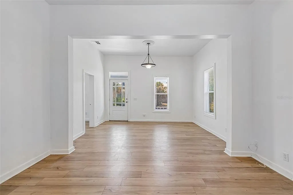 2 bed, 1000 sqft, $2,100 — Photo 2