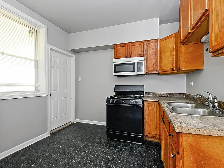 6200 S Albany Ave — Photo 5