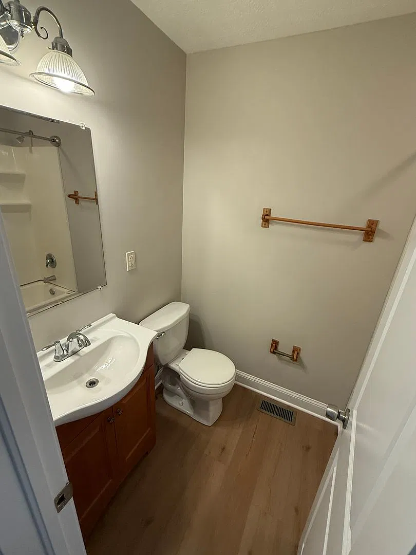 3 Bedroom 2 1/2 Bath Raised Ranch — Photo 4