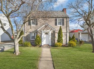 36 Perry St, Hempstead, NY 11550