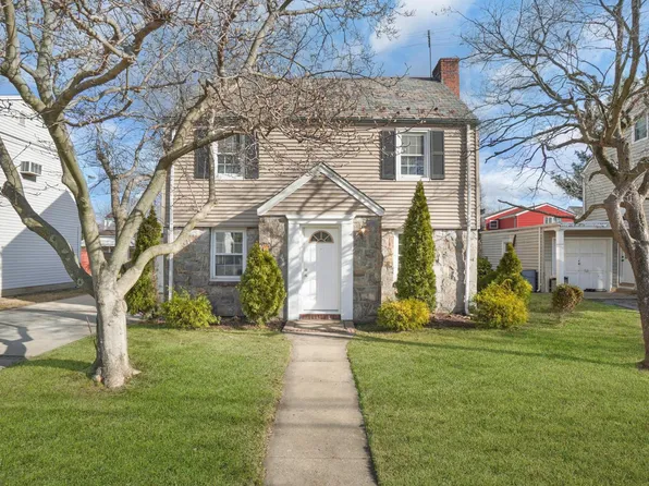 36 Perry St, Hempstead, NY 11550