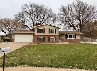810 Maplewood Ave, Hastings, NE 68901