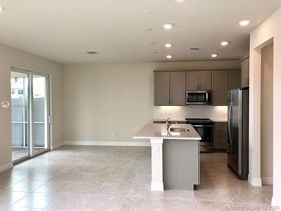 3rd image of 5012 Greenway Dr