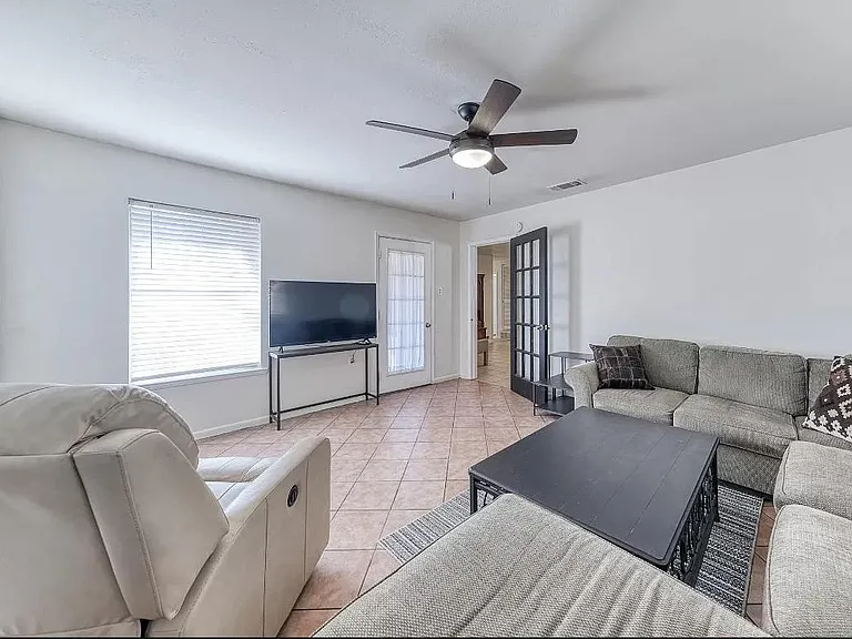 401 Rolling Hills Dr — Photo 6