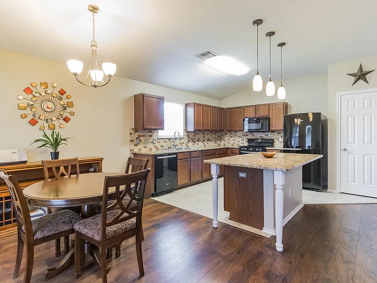 413 Quail Hollow Dr — Photo 6