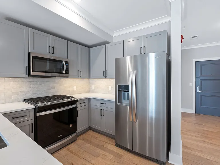 214 E Grove St — Photo 9