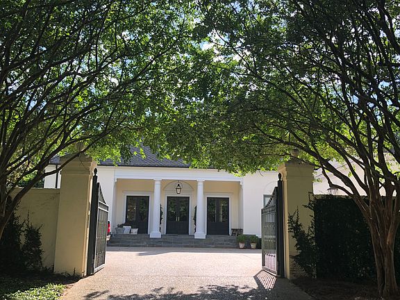 View of entrance/auto court