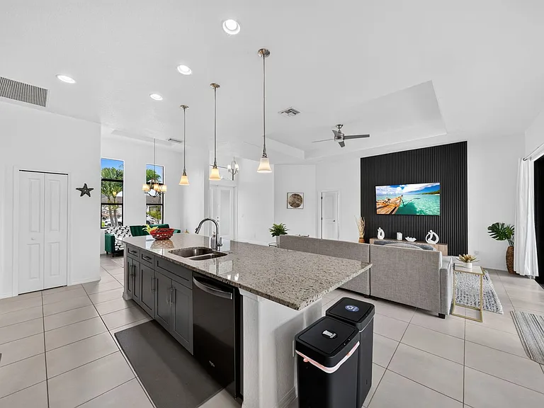 2204 SW 30th Ter — Photo 8