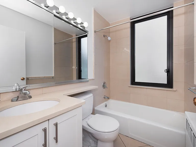 211 W 56th St #D3 — Photo 9