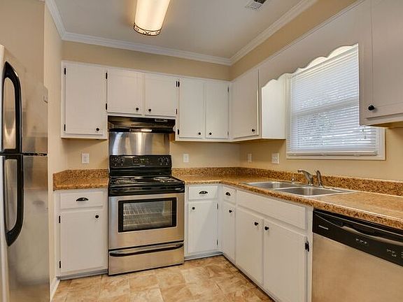 3rd image of 536 Palm Dr S