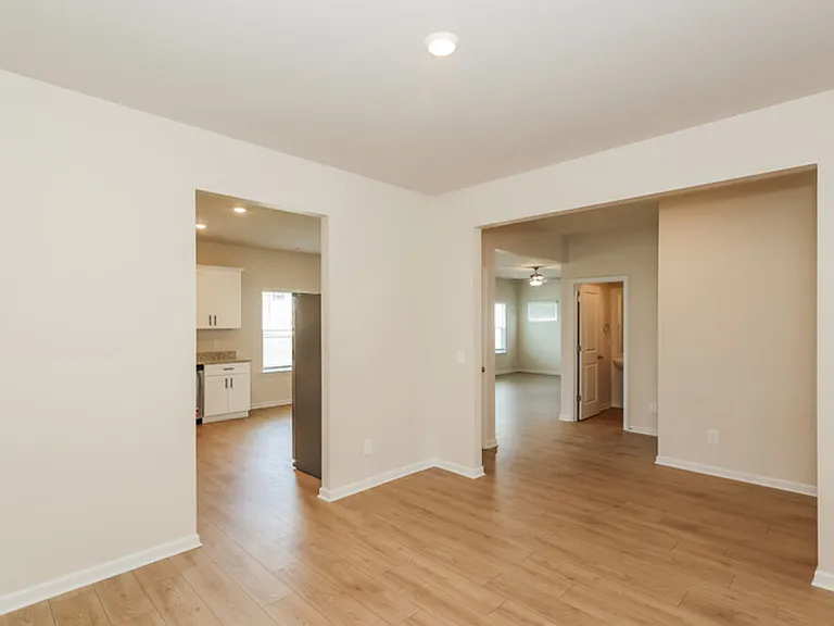 636 Mackenzie Cv — Photo 5