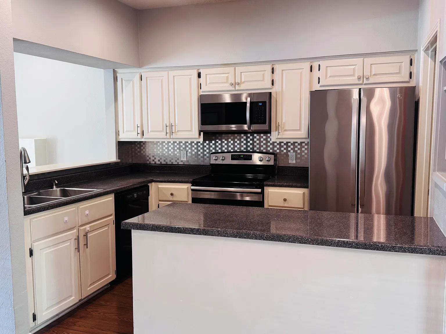 1307 Kinney Ave — Photo 4