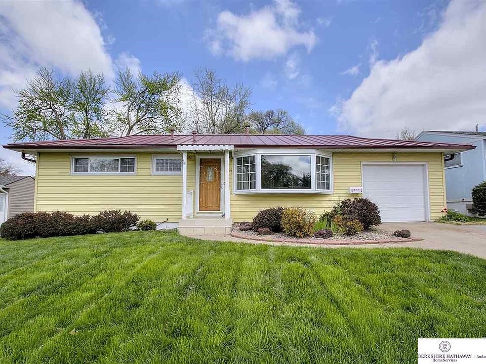 1st image of 4874 Robin Hill Dr