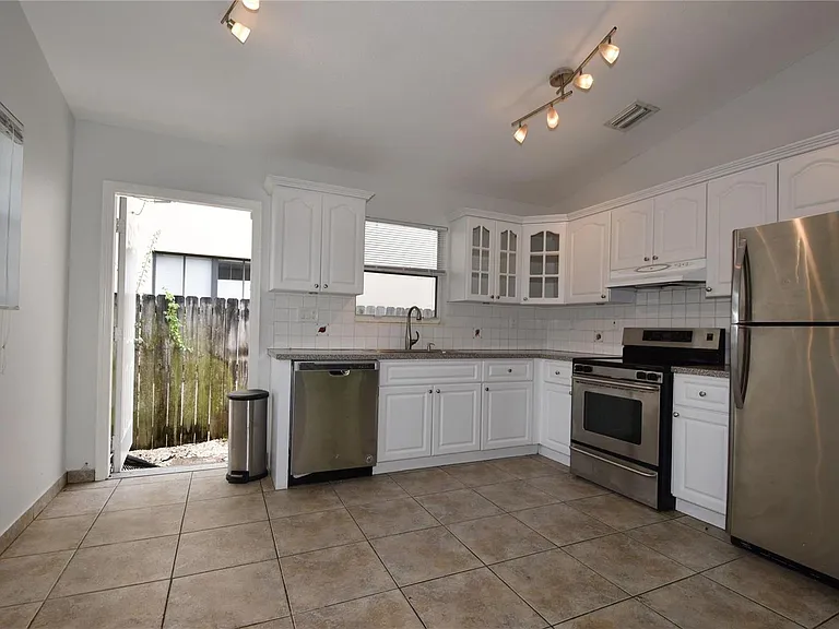 501 SW 17th St — Photo 6